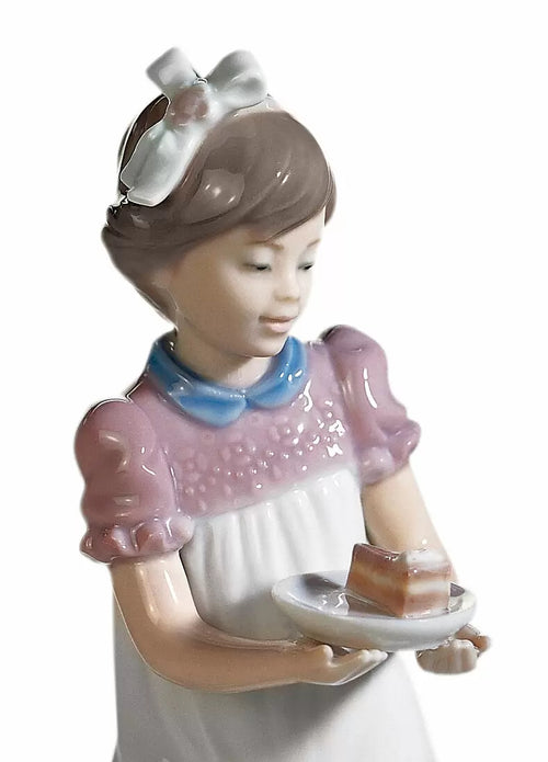 bambina con torta Lladro 1005429 dettaglio.jpg
