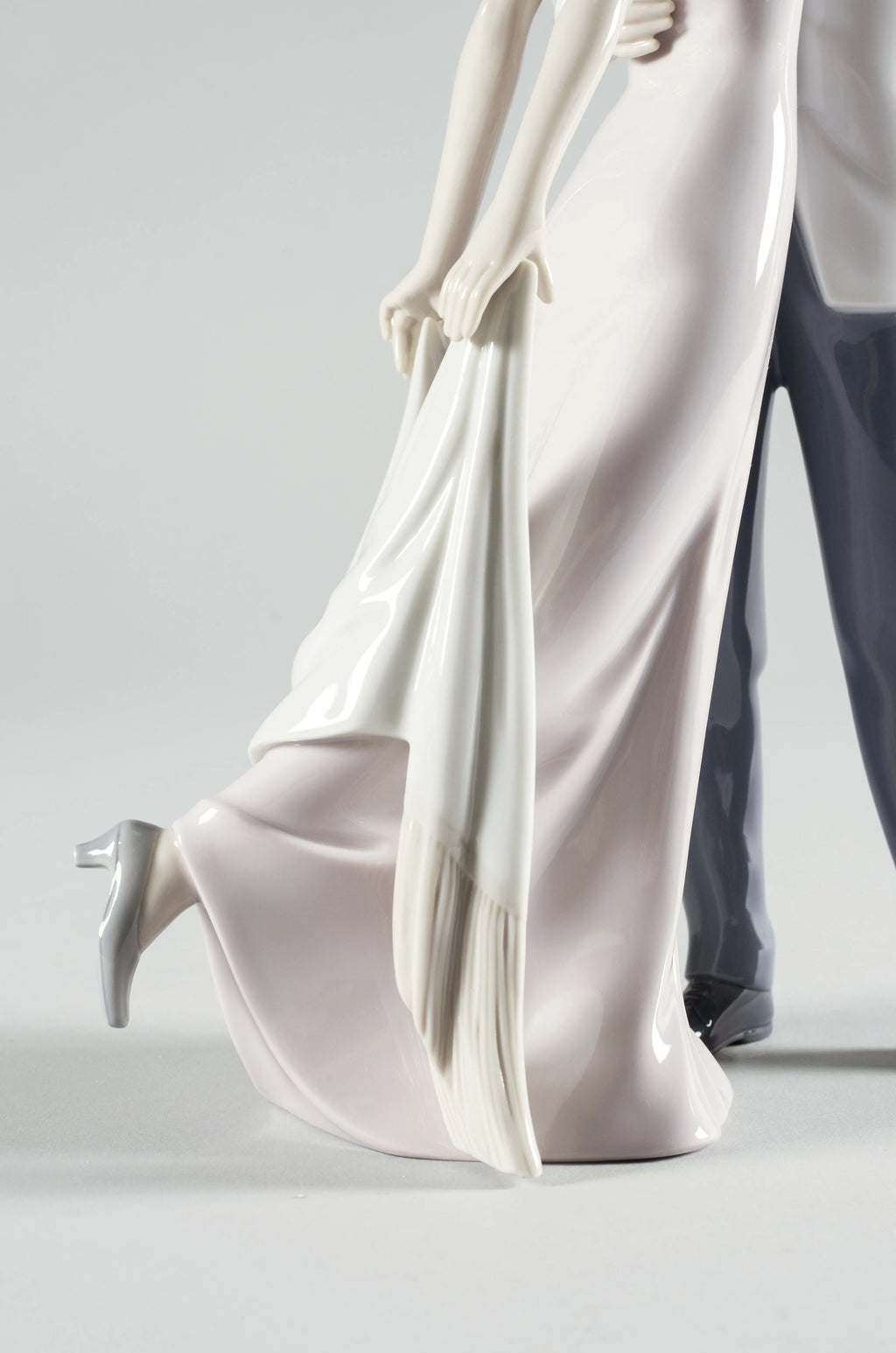 Felice anniversario Lladro 1006475 dettagli vestito lei.jpg