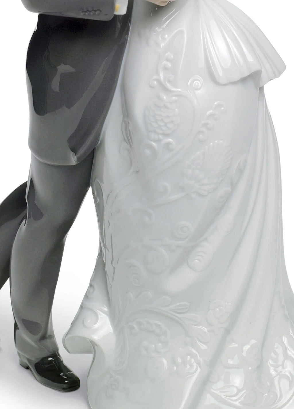 il valzer dei fidanzati Lladro 1008509 dettagli vestito sposa.jpg