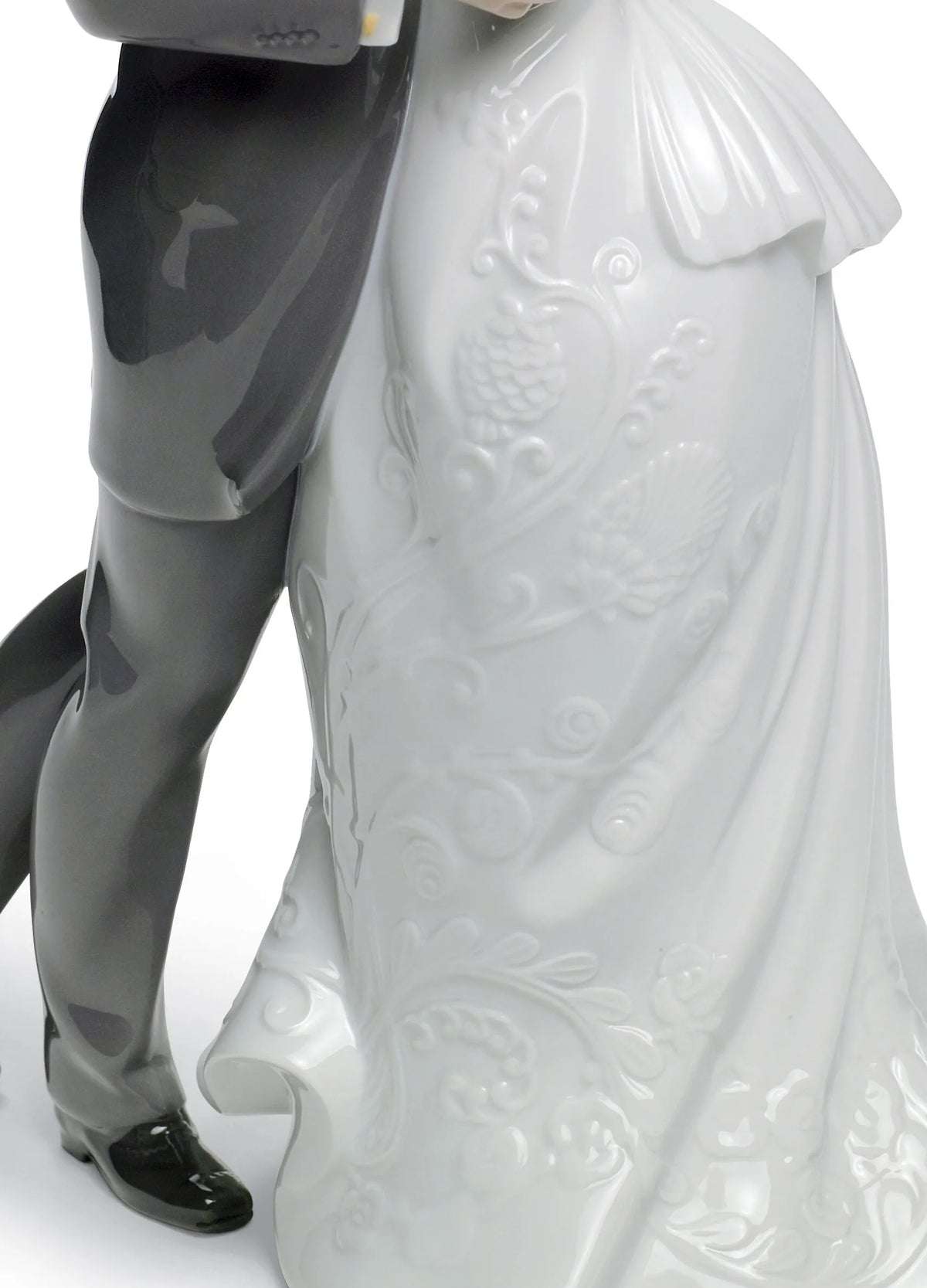 il valzer dei fidanzati Lladro 1008509 dettagli vestito sposa.jpg