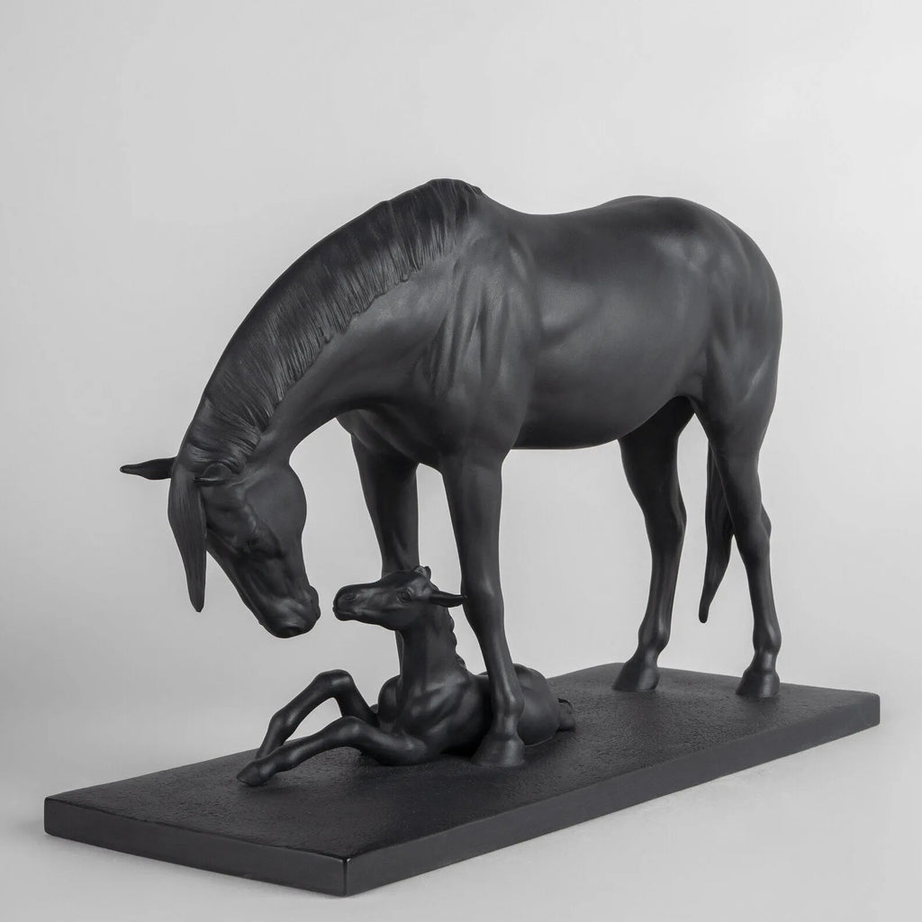 cavalla con puledro Lladro 1012560 fronte dx.jpg