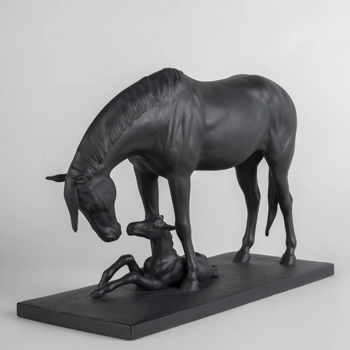 cavalla con puledro Lladro 1012560 fronte dx.jpg