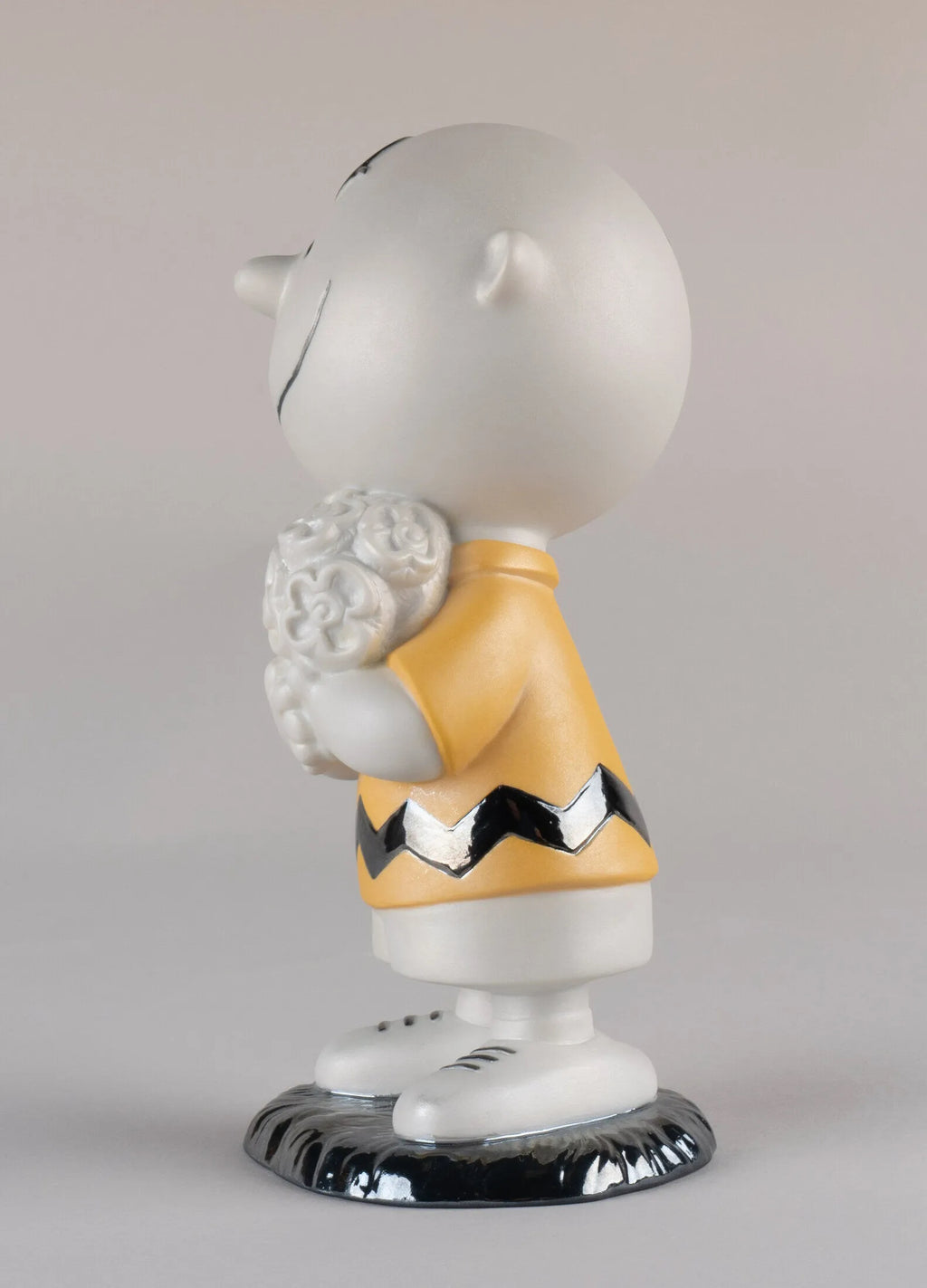 Charlie Brown 1009491 Lladro lato sx.jpg