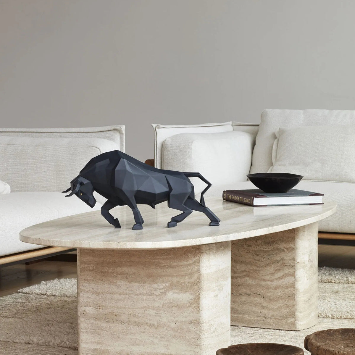 Toro nero opaco 1009593 Lladro ambientato.jpg