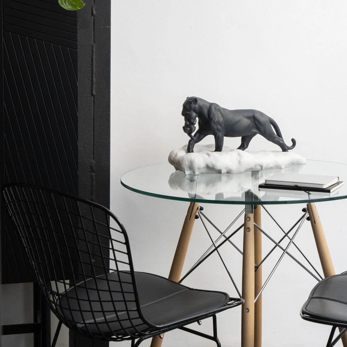 pantera nera con cucciolo 1009382 Lladro ambientata.jpg