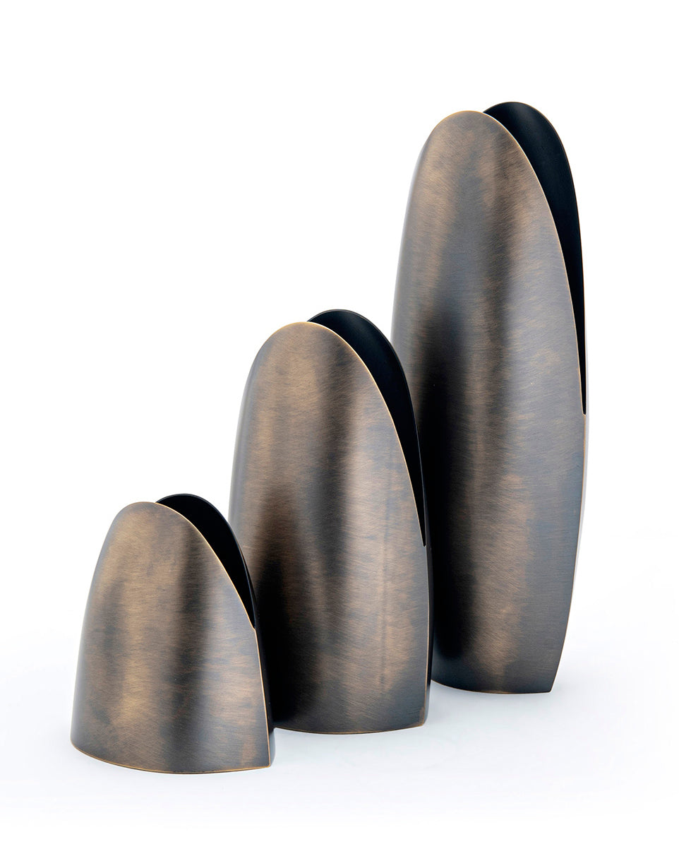 serie vasi Urca in ottone brunito Mesa.jpg