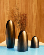 vaso Urca in ottone brunito Mesa ambientato.jpg