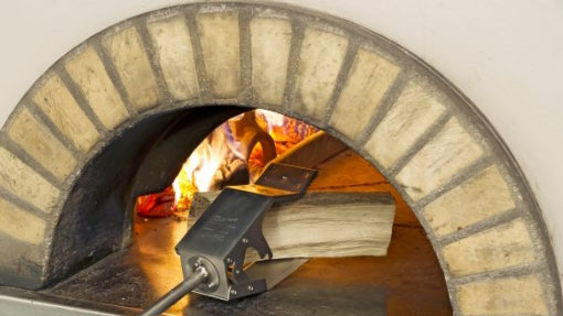 ORO-pinza-multiuso-per-legna-e-teglie-APTL-Ziopepe-ambientata.jpg