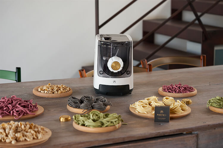 Compact, easy-to-clean pasta machine